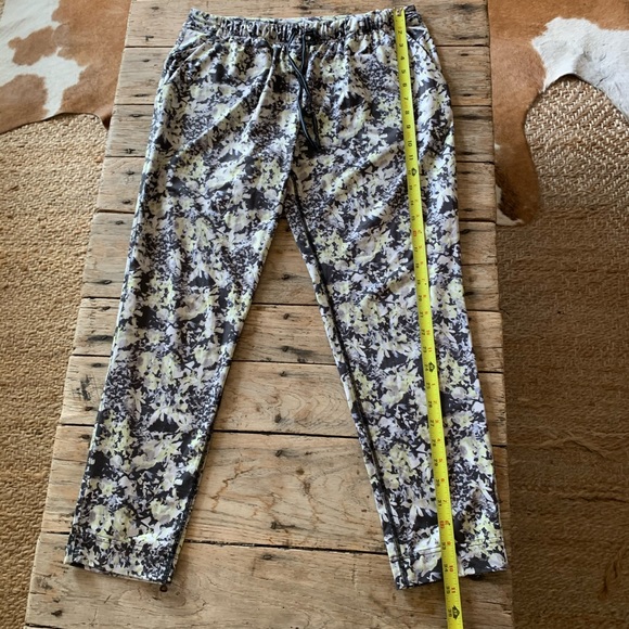 ❌SOLD❌Lululemon drawstring pant - Picture 4 of 9
